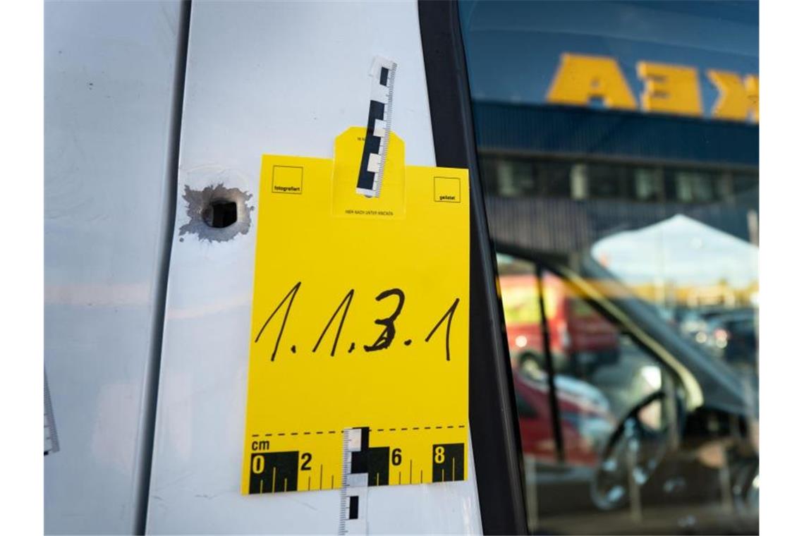 Ein von der Spurensicherung gekennzeichnetes Einschussloch vor einem Seiteneingang eines Ikea-Möbelhauses. Foto: Frank Rumpenhorst/dpa