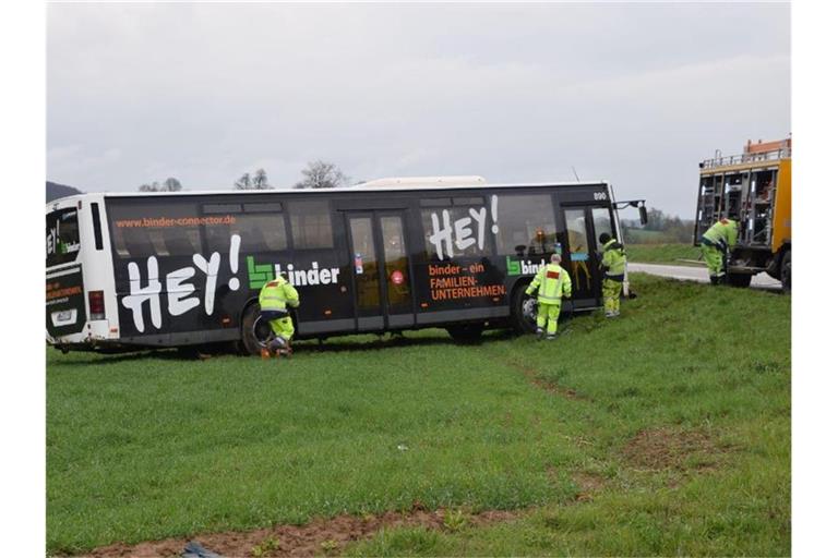 Ein von der Straße abgekommener Linienbus steht auf einem Feld. Foto: Leonard Buchner/Einsatz-Report24/dpa/Aktuell