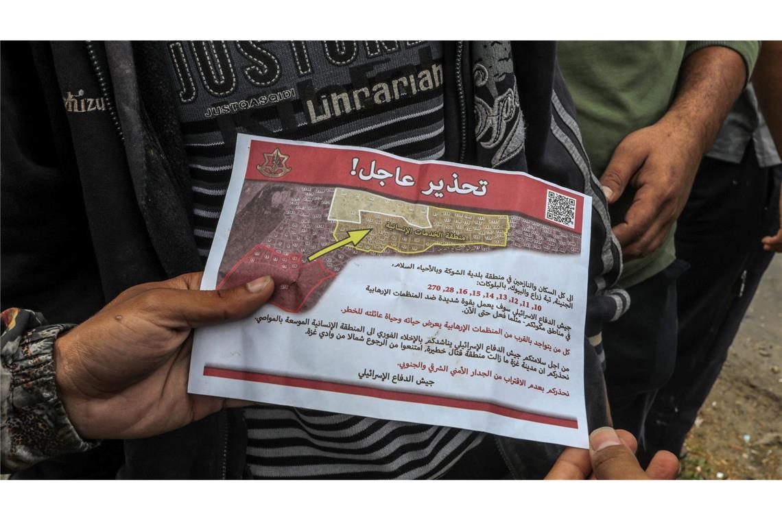 Ein von einem Militärflugzeug der israelischen Armee abgeworfenes Flugblatt fordert Menschen in der Stadt Rafah zur Evakuierung auf.