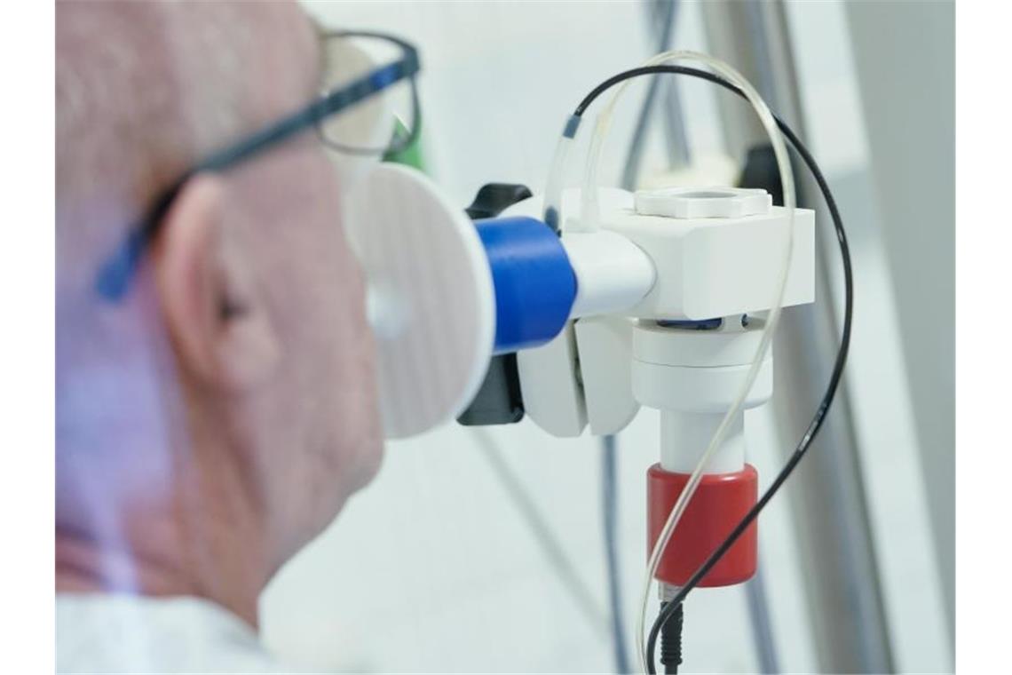 Long Covid: „Wissenszuwachs in vergangenen Monaten enorm“ Ein von einer Corona-Erkrankung genesener Patient bekommt in einer Lungentest-Kabine in einer Rehaklinik die Lungenfunktion gemessen. (Archivbild). Foto: Uwe Anspach/dpa
