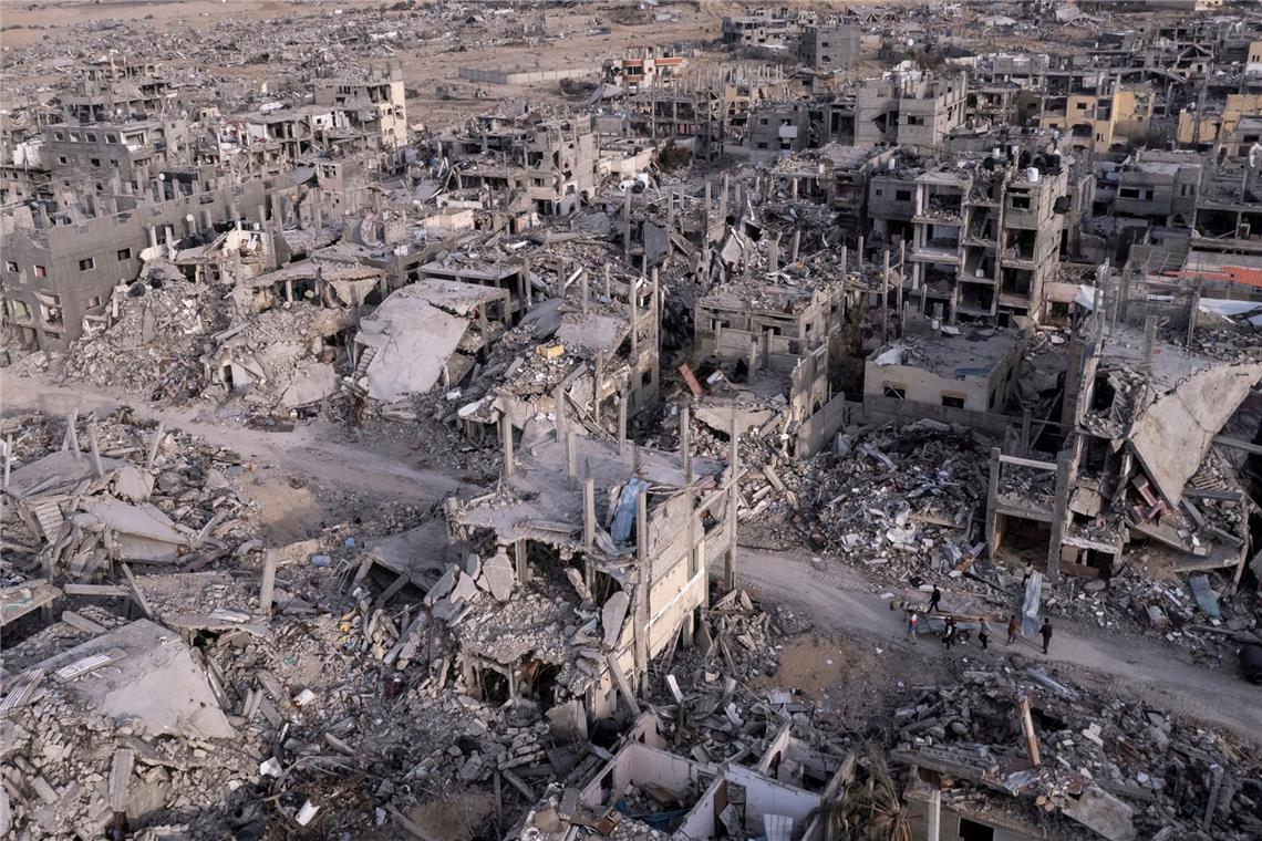 Netanjahu warnt Einwohner der Stadt Gaza: „verschwinden Sie" Ein von einer Drohne aufgenommenes Luftbild zeigt Palästinenser in der Ruinenlandschaft der Stadt Rafah im Süden des Gazastreifens (Archivfoto).
