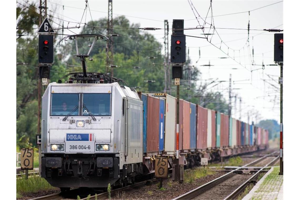 Ein von einer E-Lok der Hamburger Hafen und Logistik AG (HHLA) gezogener Güterzug passiert den Bahnhof des Dorfes Priort in der Gemeinde Wustermark in Brandenburg. Foto: Soeren Stache/dpa-Zentralbild/dpa