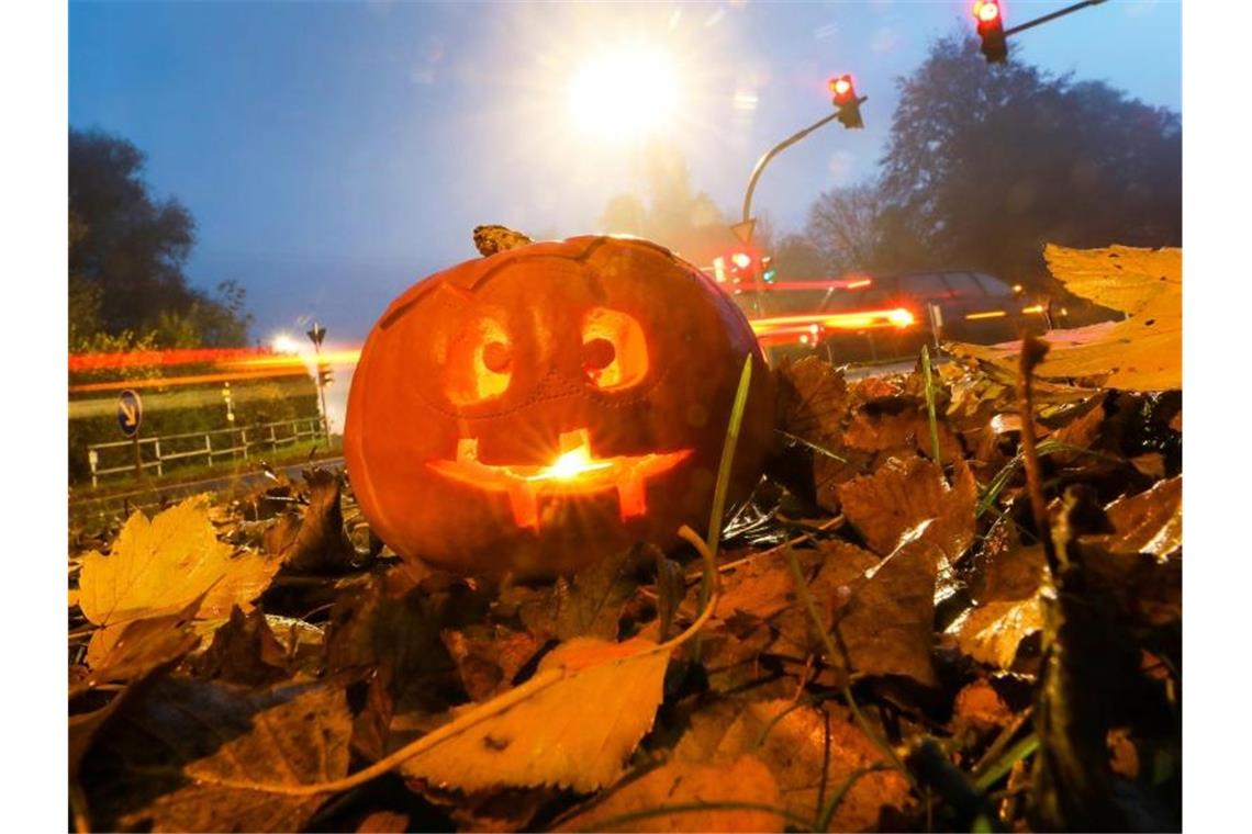 Bonjour Tristesse: Grusel-Wetter kommt erst nach Halloween Ein von innen beleuchteter, ausgehöhlter, zu einem Gesicht geschnitzter Kürbis. Foto: Thomas Warnack/dpa