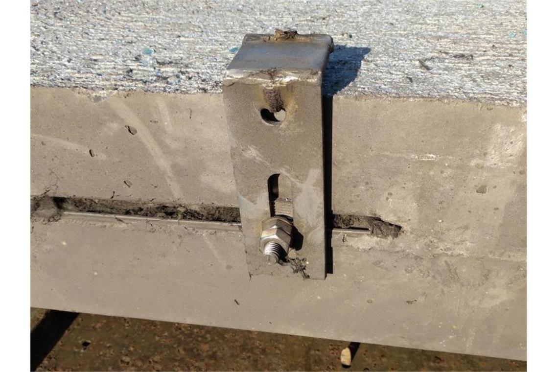 Unfall-Betonplatte an A3 war „Sehr gut“ Ein von Straßen.NRW zur Verfügung gestelltes Bild zeigt die Bruchstelle an der Betonplatte. Die Betonplatte hatte sich am Freitag gelöst und war auf der A3 bei Köln auf das Auto einer 66-jährigen Kölnerin gestürzt, die noch am Unfallort starb. Foto: -/Straßen.NRW/dpa