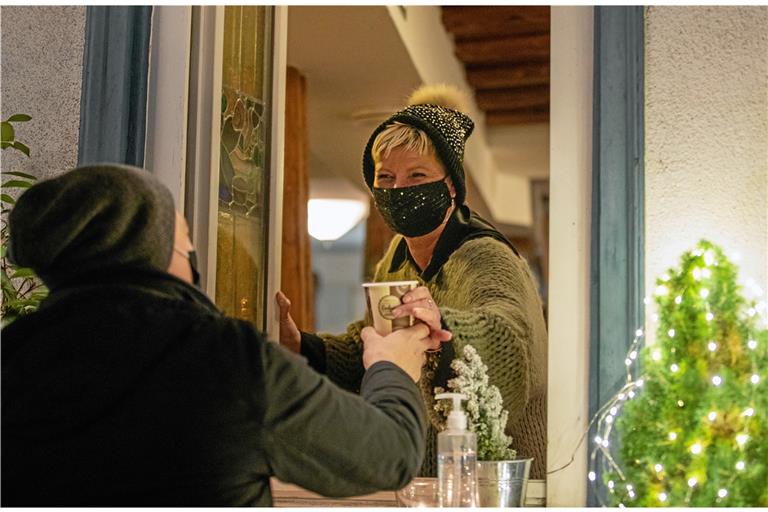 Ein vorerst letztes Mal durfte Kunberger-Wirtin Petra Wolf gestern noch Glühwein zum Mitnehmen herausgeben. Ab sofort ist der Ausschank an öffentlichen Orten, an denen sich Menschen auf engem Raum treffen oder längere Zeit aufhalten, verboten. Foto: A. Becher