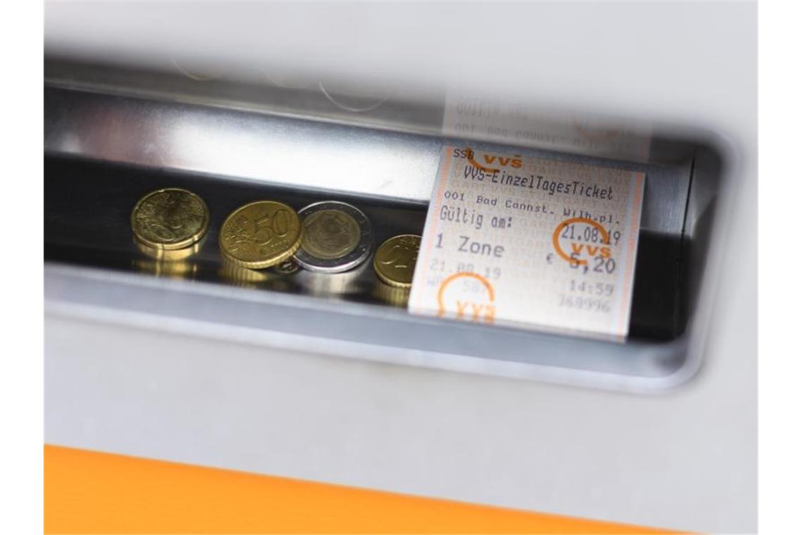 Verkehrsminister wirbt für einfachere Tarife im Nahverkehr Ein VVS-Einzel-Tagesticket liegt in einem Ticketautomat. Foto: Edith Geuppert/dpa/Archivbild