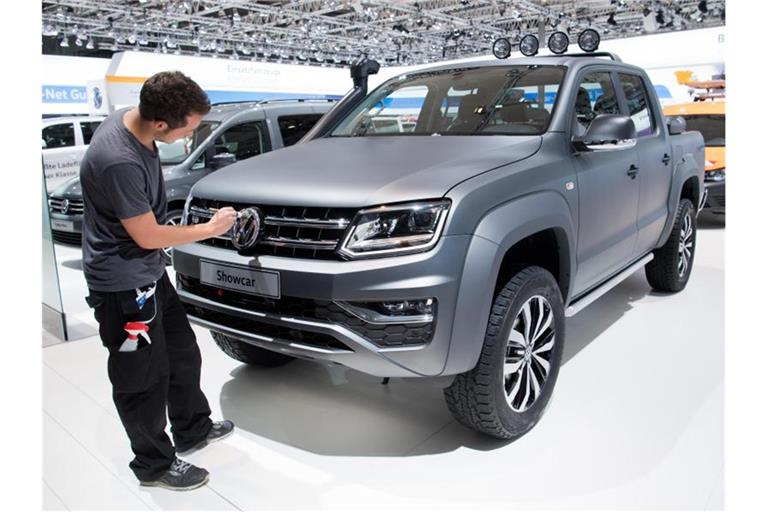 Ein VW Amarok an einem Messestand von Volkswagen Nutzfahrzeuge. Foto: Julian Stratenschulte/dpa/Archiv