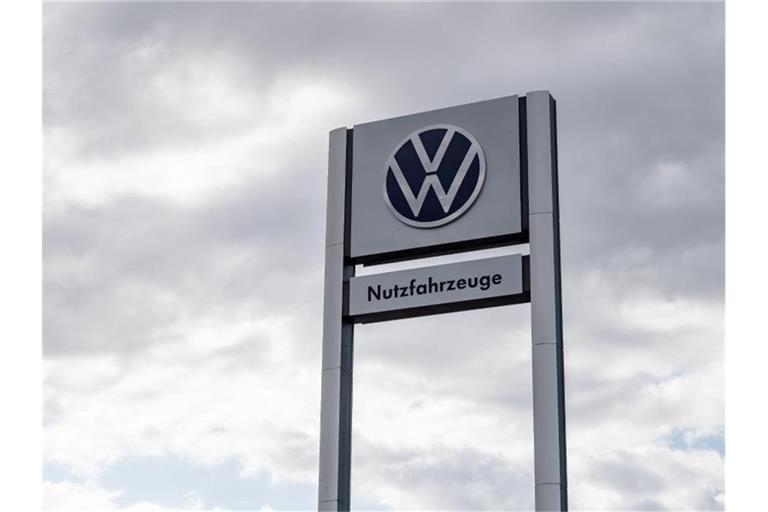 Ein VW-Logo hängt bei einem Volkswagenhändler über dem Schriftzug Nutzfahrzeuge. Foto: Sina Schuldt/dpa