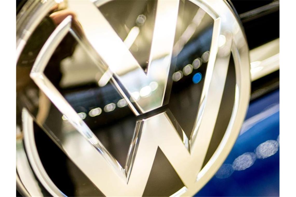 Ein VW Logo ist auf einem Fahrzeug von der Volkswagen AG in Wolfsburg zu sehen. Bei dem Autobauer aus Wolfsburg ist es nach einem Führungsstreit wieder ruhiger geworden. Foto: Peter Steffen/dpa