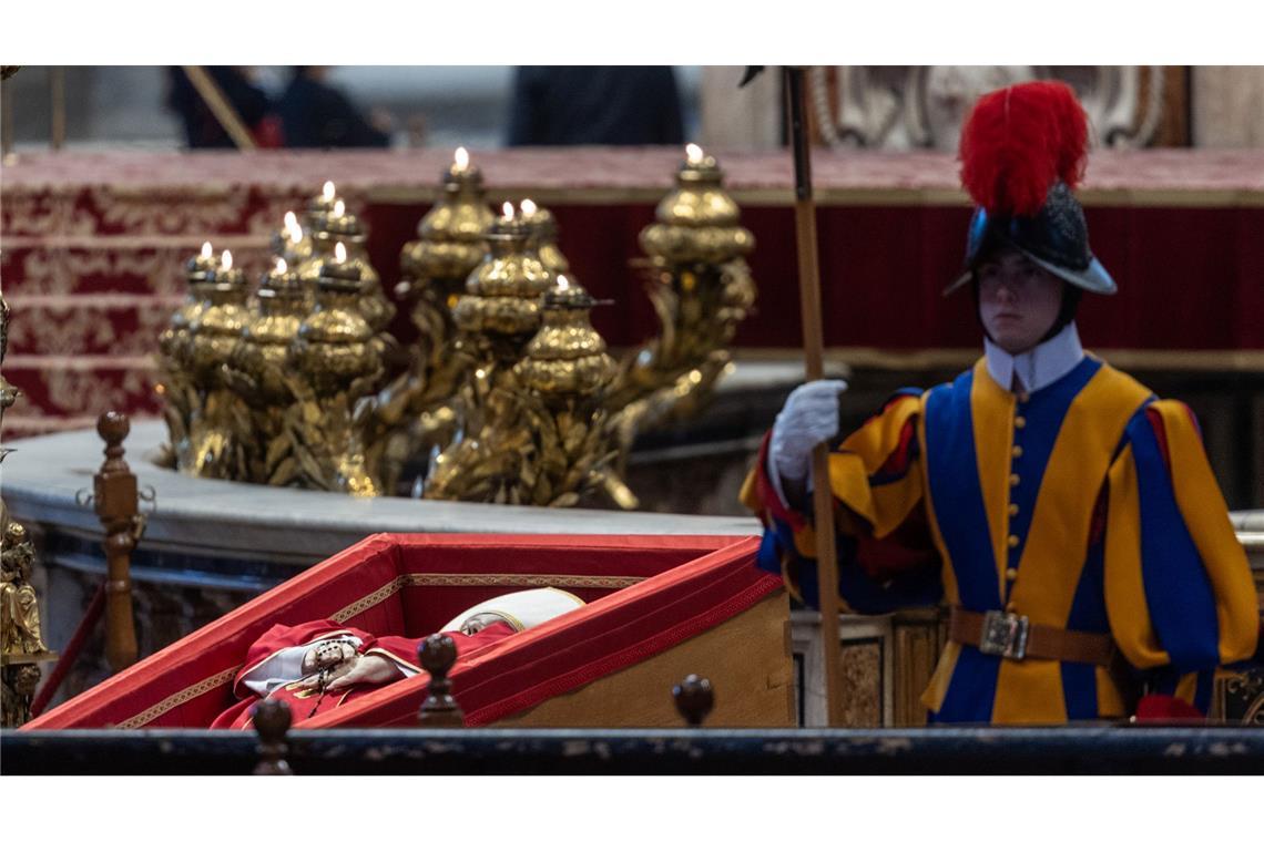 Großer Andrang: Gläubige nehmen Abschied von Franziskus Ein Wachmann der Schweizergarde neben dem toten Papst.