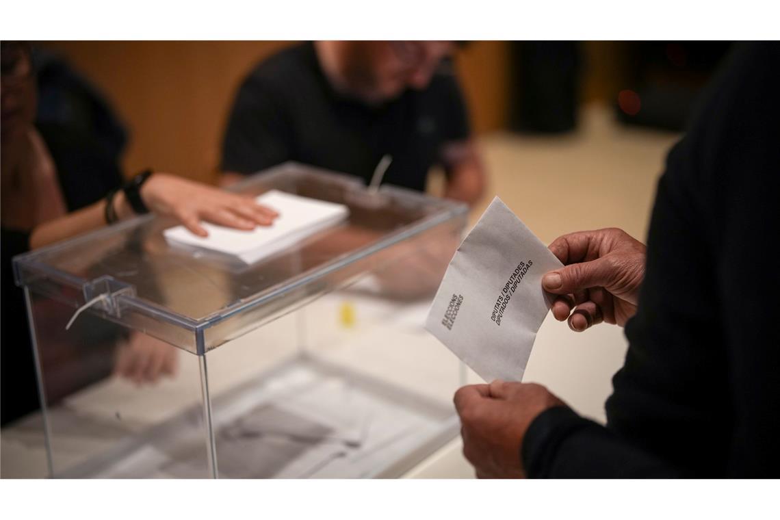 Ein Wähler gibt in einem Wahllokal in La Roca del Vallès seine Stimme ab.