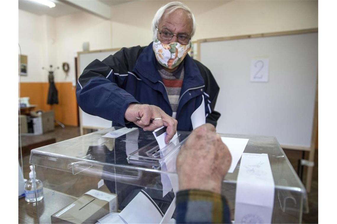 Ein Wähler gibt seinen Stimmzettel ab. Die Wahl gilt als Referendum über die politische Zukunft von Regierungschef Borissow. Foto: Visar Kryeziu/AP/dpa