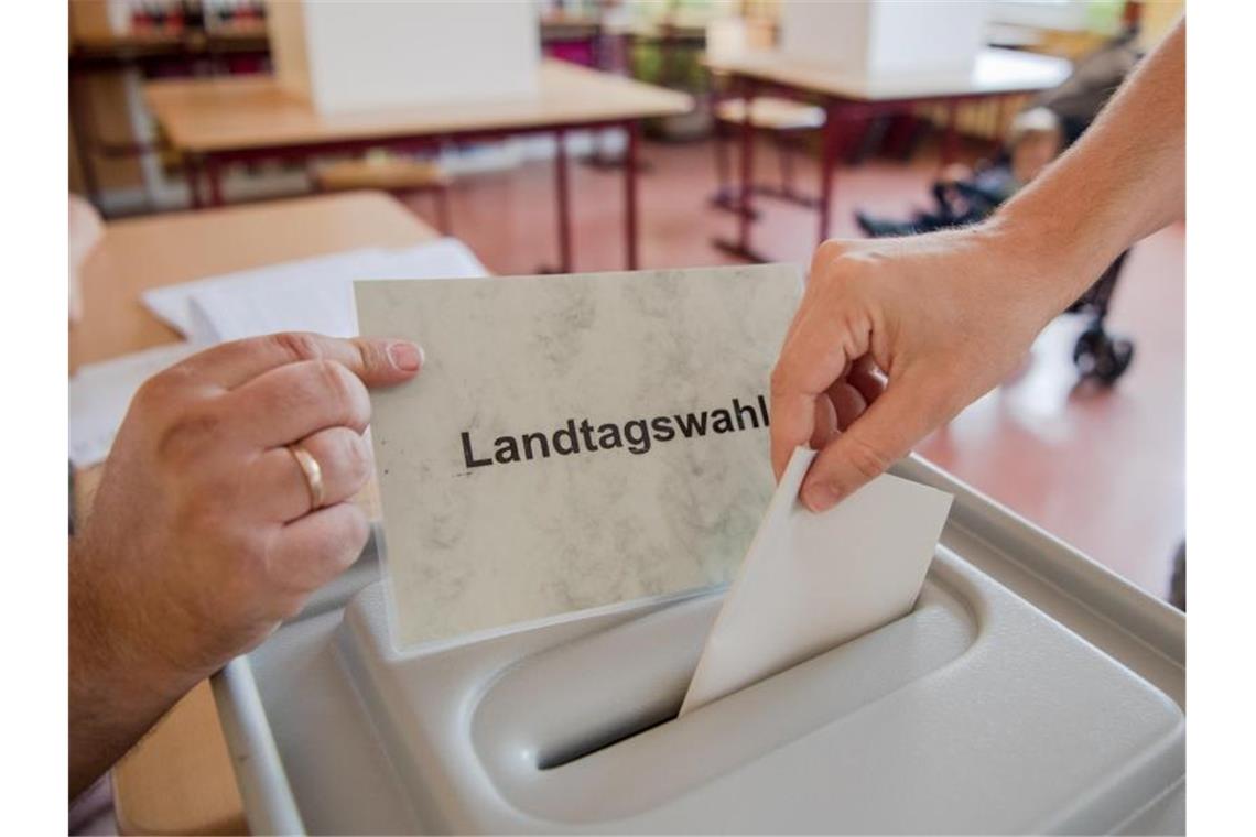 Hohe Wahlbeteiligung in Sachsen und Brandenburg Ein Wähler wirft im brandenburgischen Falkensee seinen Stimmzettel in die Wahlurne. Foto: Monika Skolimowska