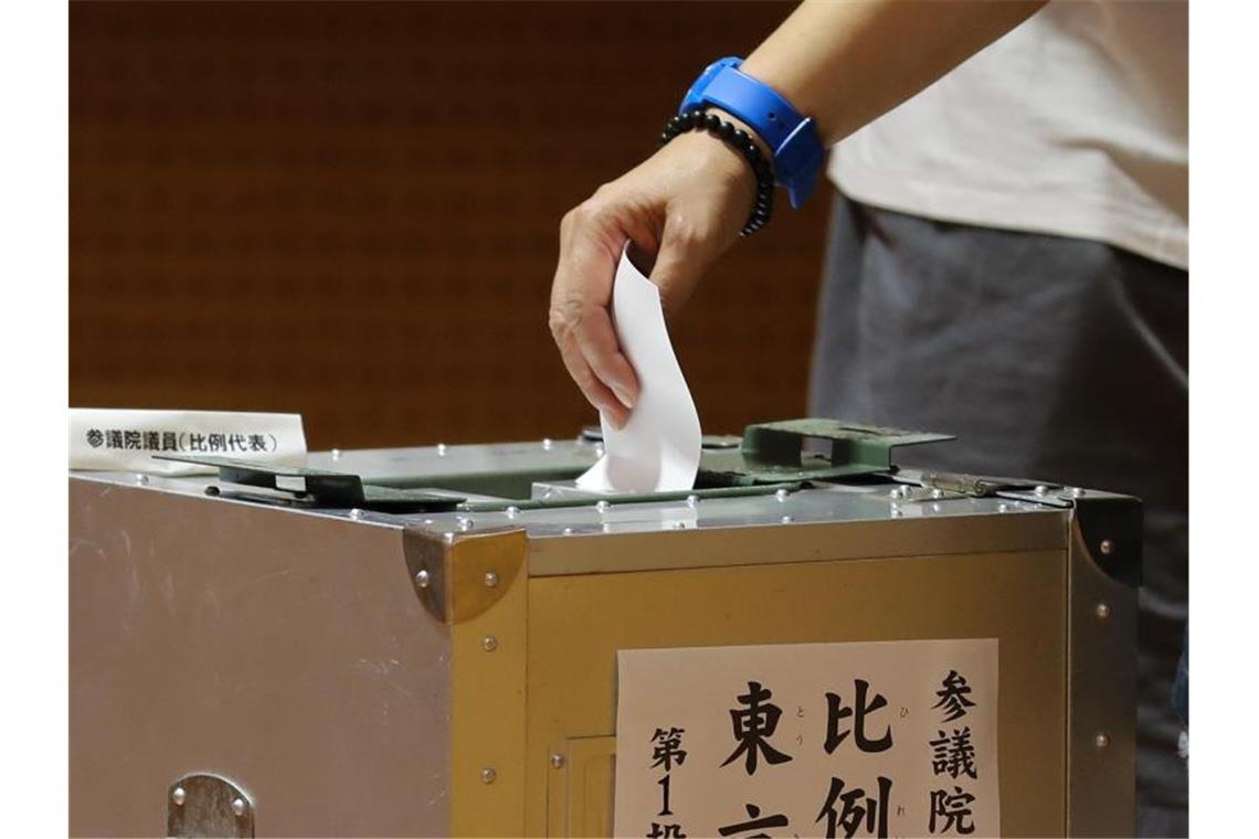 Ein Wähler wirft in einem Wahllokal in Tokio einen Stimmzettel in eine Wahlurne. In Japan hat die Oberhauswahl stattgefunden. Foto: XinHua