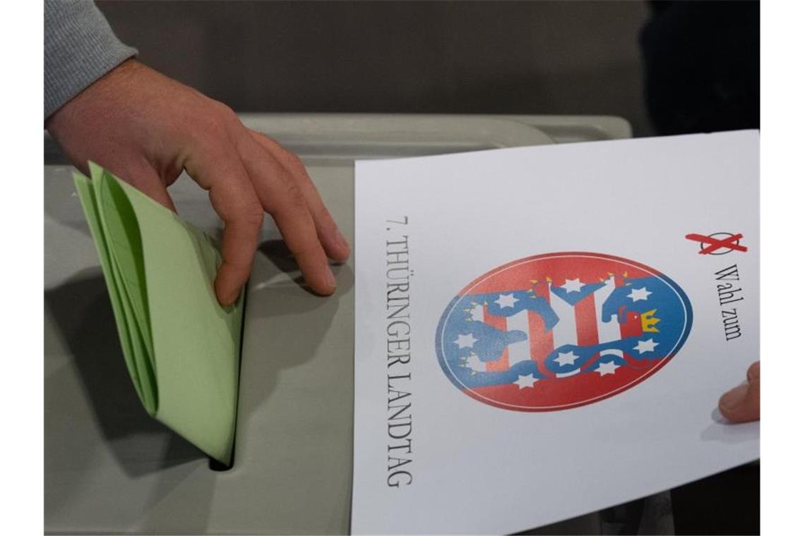 Ein Wähler wirft in seinem Wahllokal in Erfurt seinen Wahlzettel ein. Rund 1,73 Millionen Thüringer waren wahlberechtigt. Foto: Robert Michael/dpa-Zentralbild/dpa