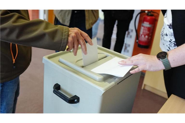 Ein Wähler wirft seinen gefalteten Stimmzettel in die Wahlurne in einem Wahllokal. Am Sonntag wird in Sachsen-Anhalt ein neuer Landtag gewählt. (zu dpa: «Sachsen-Anhalt-Wahl: Mehr als jeder Zweite hat abgestimmt»)