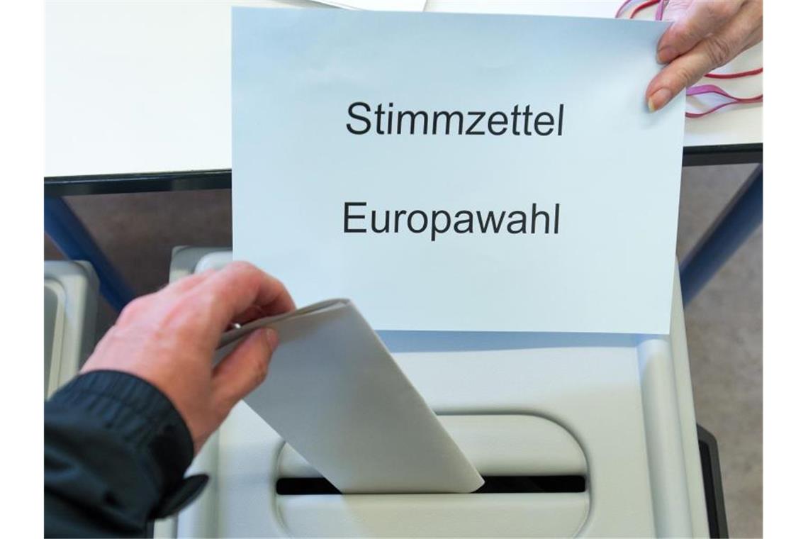 Ein Wähler wirft seinen Stimmzettel für die Europawahl in die Wahlurne. Foto: Oliver Dietze/Archiv