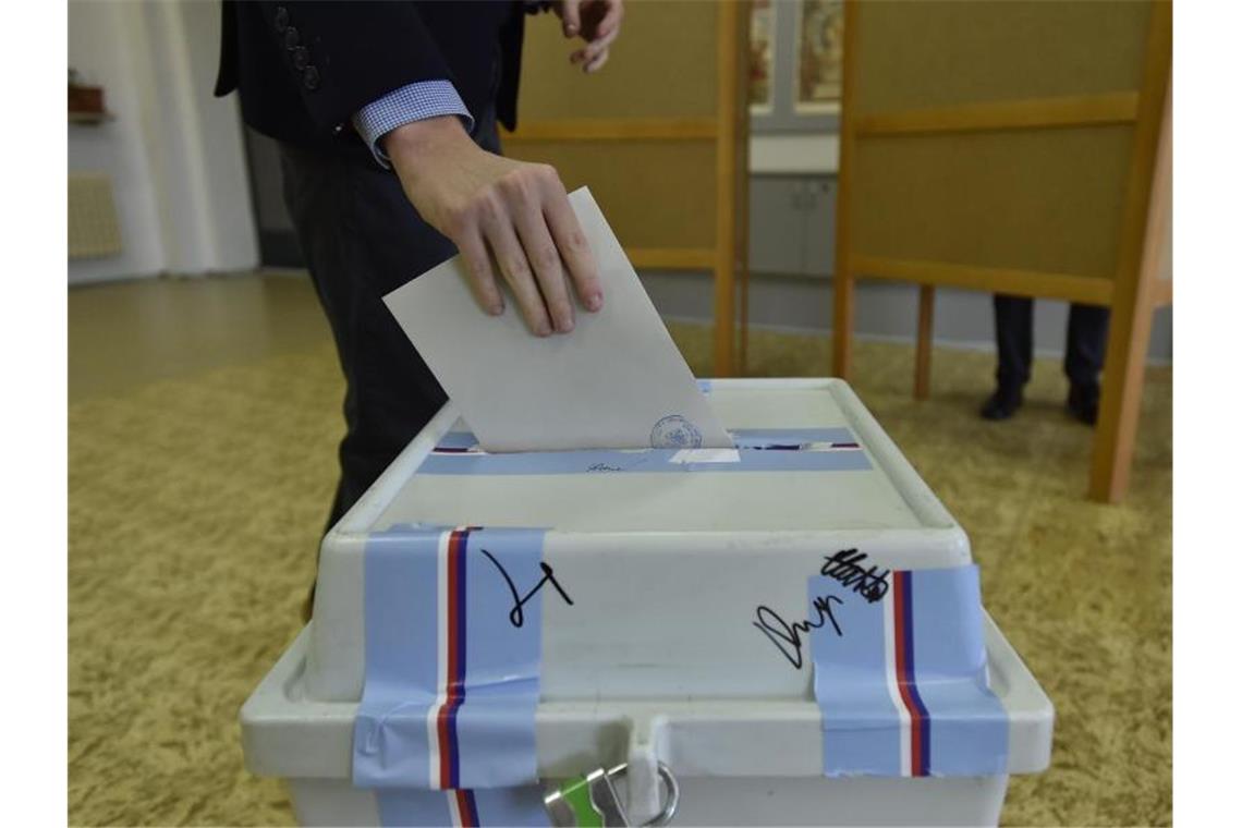 Opposition gewinnt Senatswahl in Tschechien deutlich Ein Wähler wirft seinen Stimmzettel im tschechischen Brünn in eine Wahlurne. Die Oppositionsparteien haben ihre Mehrheit im Oberhaus des Parlaments ausbauen können. Foto: Václav álek/CTK/dpa