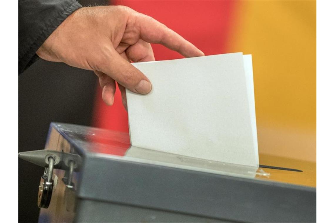 Ein Wähler wirft seinen Stimmzettel zur Bundestagswahl in die Wahlurne. Foto: Michael Kappeler/dpa