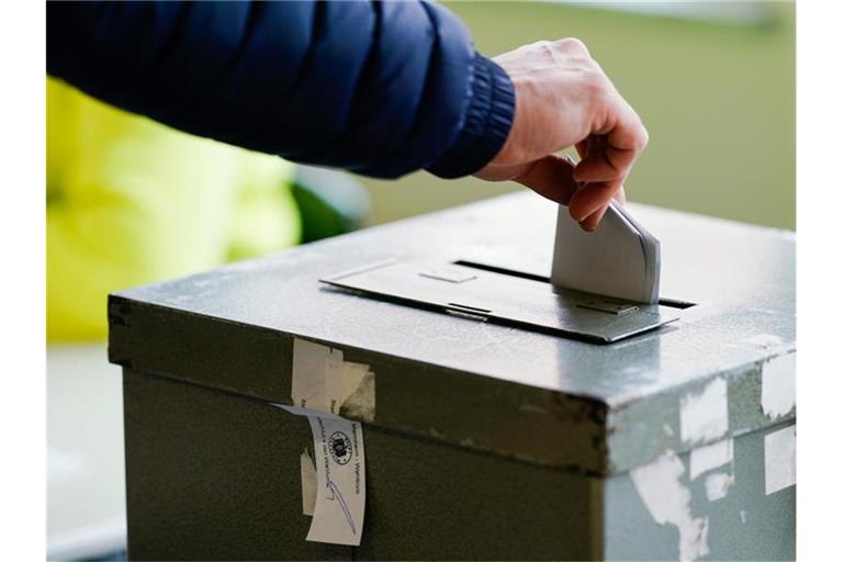 Ein Wählerin wirft in einem Wahllokal ihren Stimmzettel in die Wahlurne. Foto: Uwe Anspach/dpa