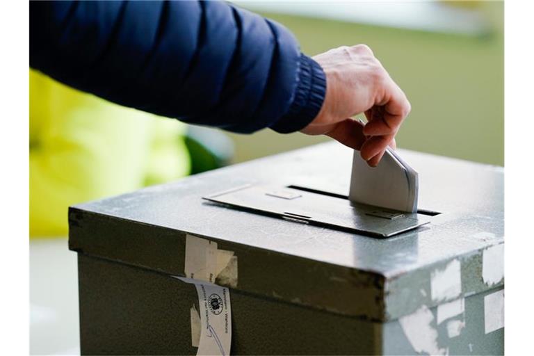 Ein Wählerin wirft in einem Wahllokal ihren Stimmzettel in die Wahlurne. Foto: Uwe Anspach/dpa/Archivbild