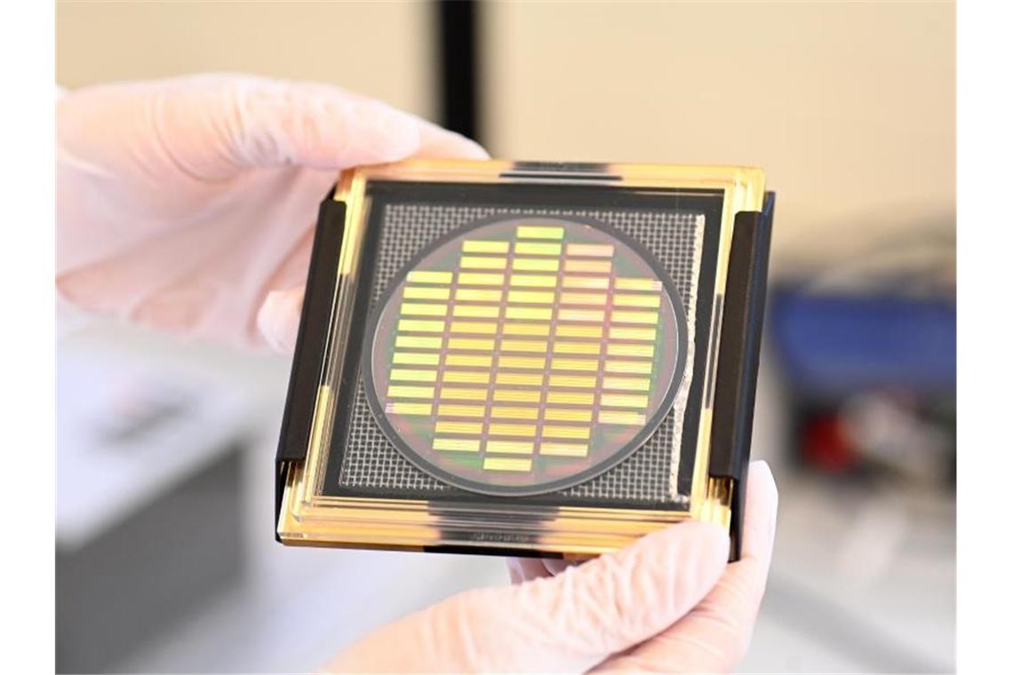 Trumpf investiert in „Superchips“ für Quantencomputer Ein Wafer mit neuentwickelten Chips zum Einsatz in Quantencomputern. Foto: Bernd Weißbrod/dpa