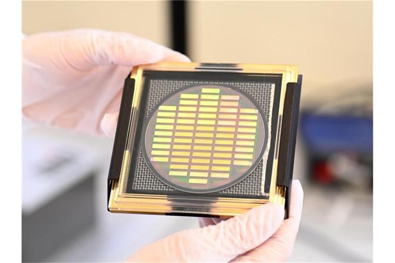 Ein Wafer mit neuentwickelten Chips zum Einsatz in Quantencomputern. Foto: Bernd Weißbrod/dpa