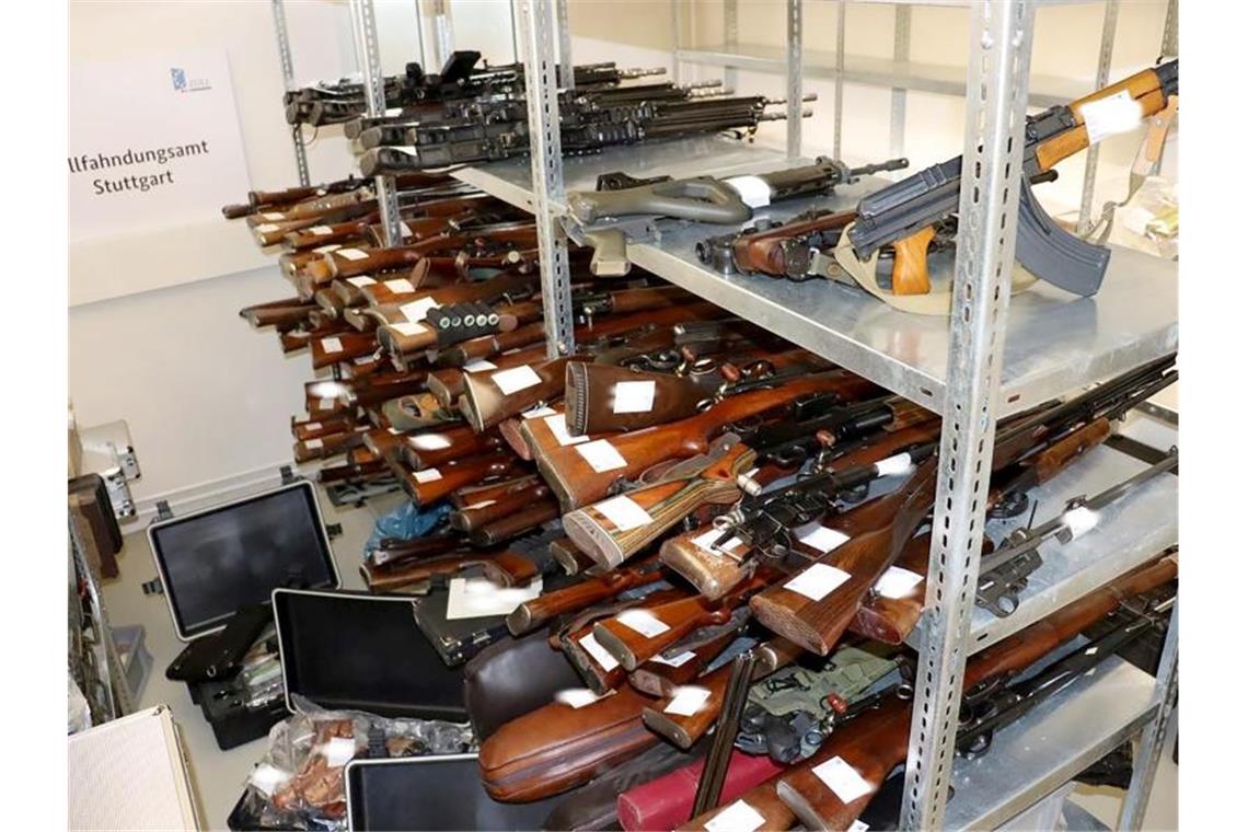 Zollfahnder finden riesiges Waffenarsenal bei Jäger