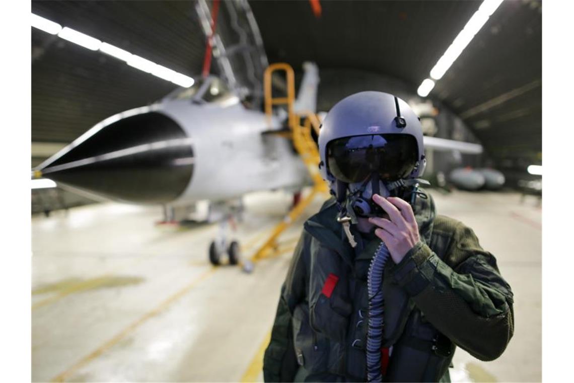 Ein Waffensystemoffizier des Taktischen Aufklärungsgeschwaders 51 „Immelmann“ steht auf dem Fliegerhorst vor einem Tornado-Aufklärungsflugzeug. Foto: Axel Heimken/dpa