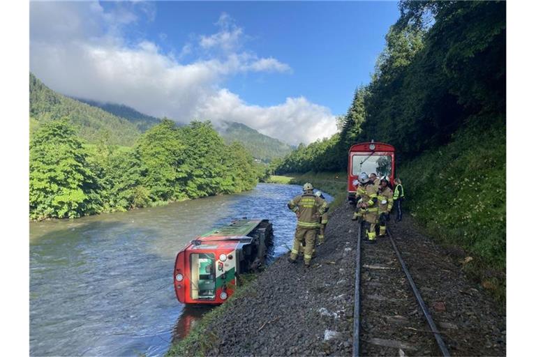 Ein Waggon eines Regionalzugs liegt in der Mur. Foto: -/FREIWILLIGE FEUERWEHR TAMSWEG/APA/dpa