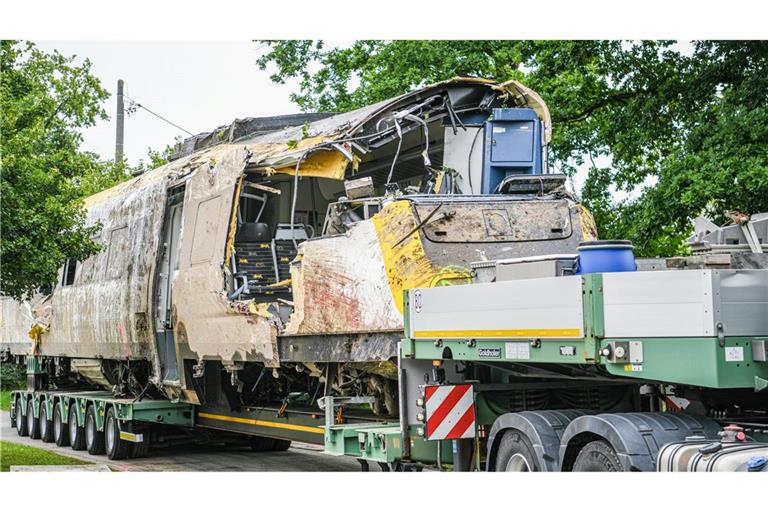 Ein Waggon ist zum Abtransport auf einen Tieflader verladen worden.