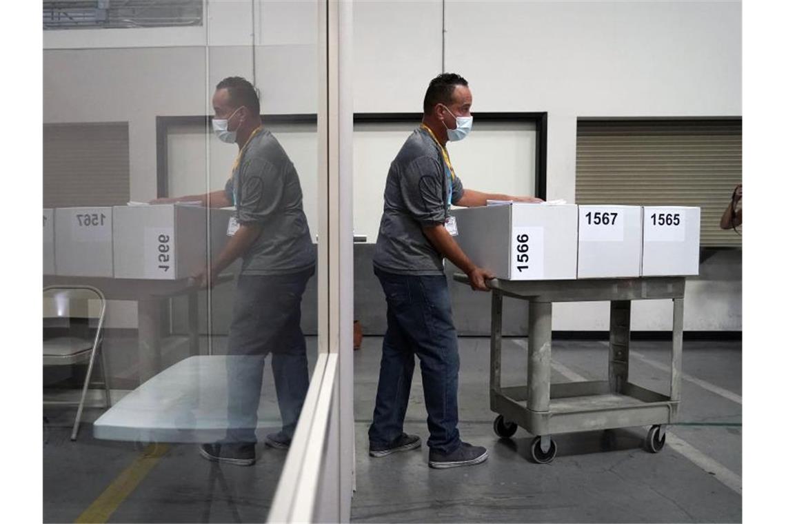 Ein Wahlhelfer im Bezirk Clark County, zu dem Las Vegas gehört. Foto: John Locher/AP/dpa