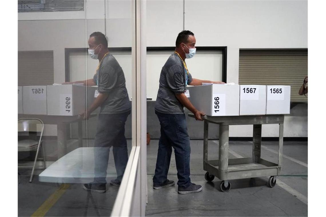 Biden fehlt nur noch ein US-Bundesstaat Ein Wahlhelfer im Bezirk Clark County, zu dem Las Vegas gehört. Foto: John Locher/AP/dpa