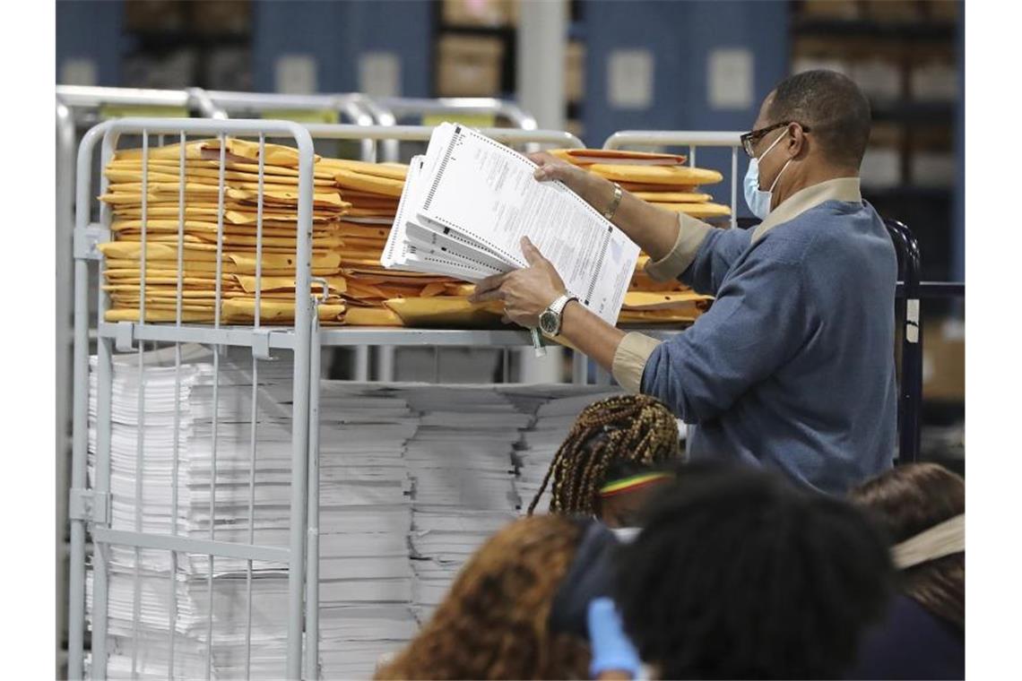 Prognosen: Demokraten sichern sich Kontrolle im US-Senat Ein Wahlhelfer sortiert Stimmzettel im Beauty P. Baldwin Voter Registrations and Elections Building in Lawrenceville. Foto: Curtis Compton/Atlanta Journal-Constitution/AP/dpa