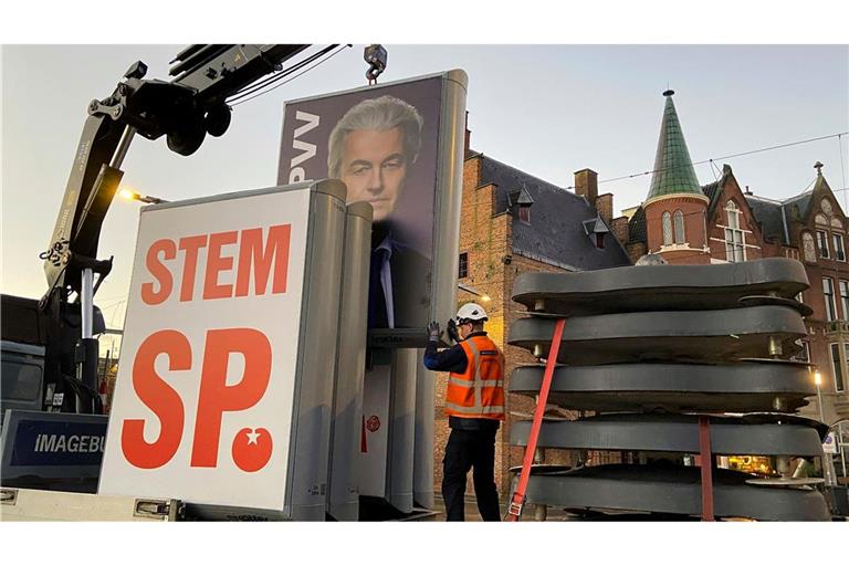 Ein Wahlkampfplakat der PVV-Partei mit dem Konterfei des Spitzenkandidaten Wilders wird am Morgen nach der Wahl entfernt.