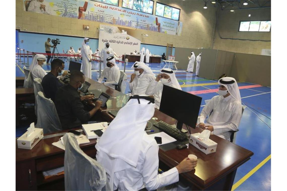 Erstmals Wahl im Golfemirat Katar Ein Wahllokal in Doha. Foto: Hussein Sayed/AP/dpa