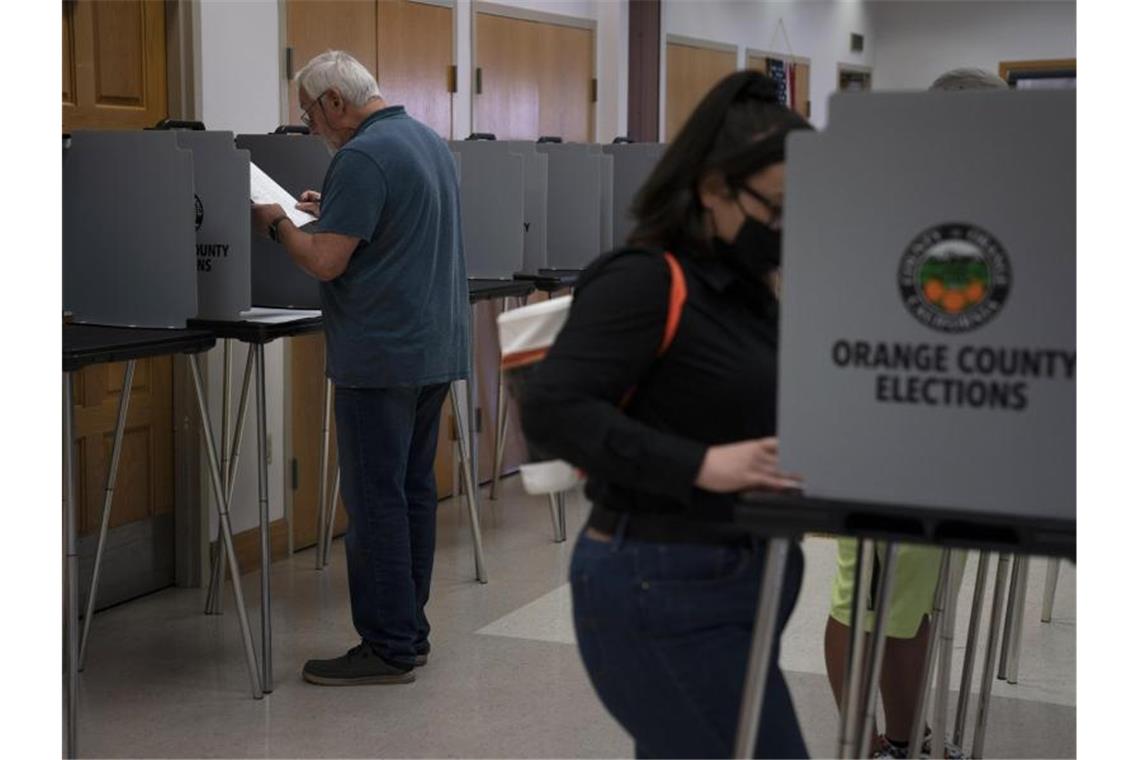 Kaliforniens Gouverneur Newson wendet Abwahl ab Ein Wahllokal in Orange County. Foto: Jae C. Hong/AP/dpa