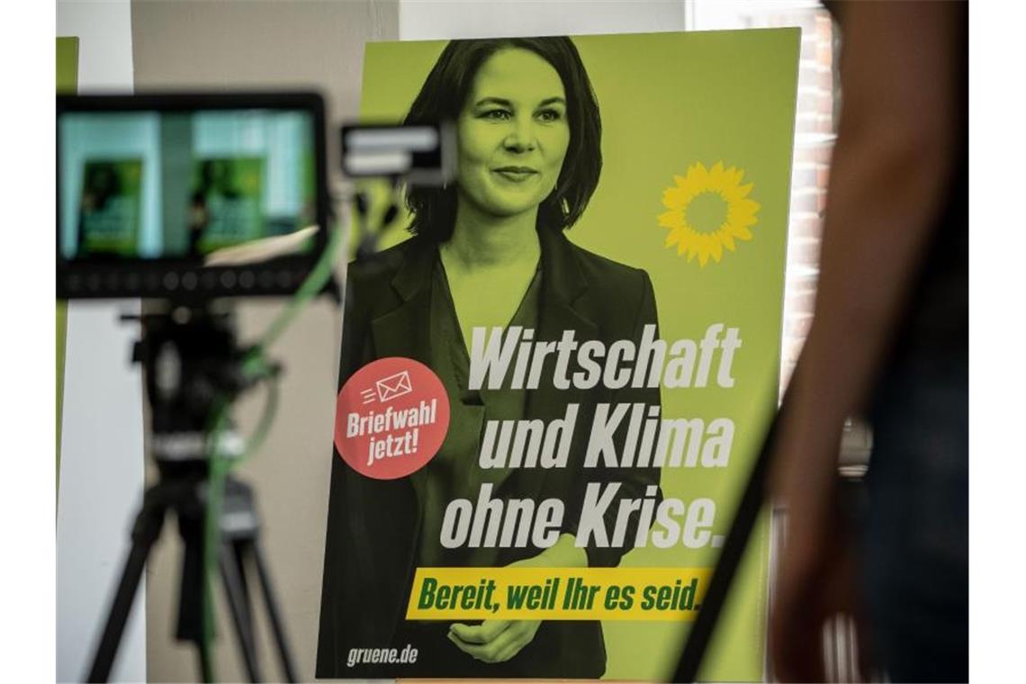 Grünen-Wahlkampagne setzt auf optimistische Botschaften Ein Wahlplakat der Grünen zeigt Kanzlerkandidatin Annalena Baerbock und den Slogan „Wirtschaft und Klima ohne Krise“. Foto: Michael Kappeler/dpa