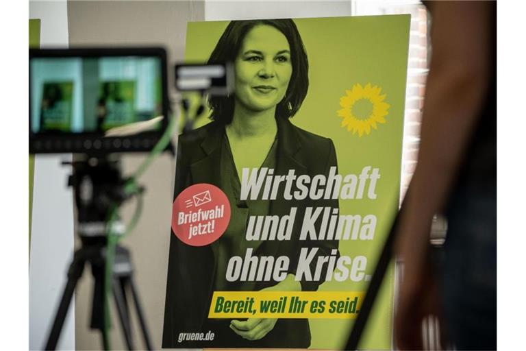 Ein Wahlplakat der Grünen zeigt Kanzlerkandidatin Annalena Baerbock und den Slogan „Wirtschaft und Klima ohne Krise“. Foto: Michael Kappeler/dpa