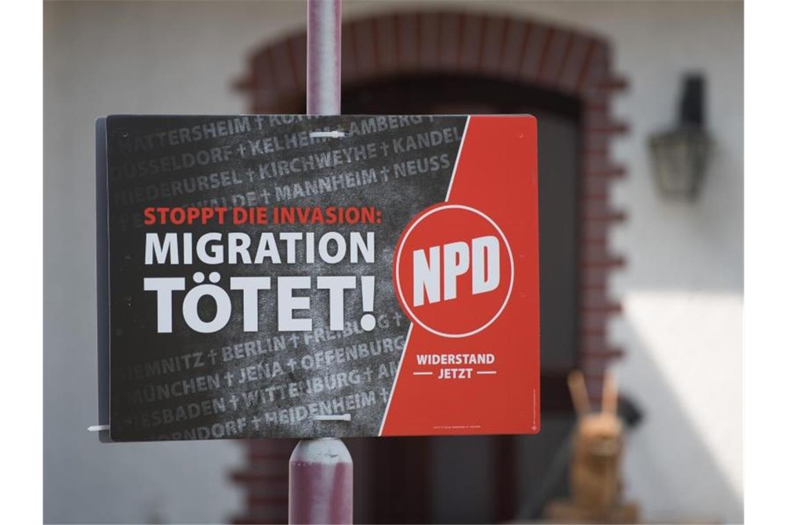 Ein Wahlplakat der NPD: Im hessischen Altenstadt ist jetzt ein NPD-Vertreter mit den Stimmen CDU, SPD und FDP einstimmig an die Gemeindespitze gewählt worden. Foto: Sebastian Kahnert/Archiv