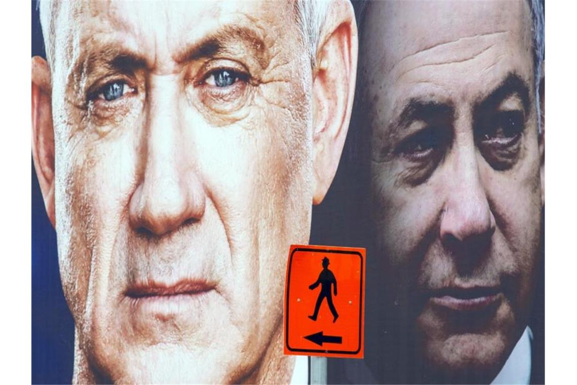 Ein Wahlplakat des Mitte-Bündnisses Blau-Weiß zeigt dessen Kandidaten Benny Gantz (l), daneben ist Benjamin Netanjahu, Ministerpräsident und Kandidat der rechtskonservativen Likud-Partei, zu sehen. Foto: Oded Balilty/AP/dpa
