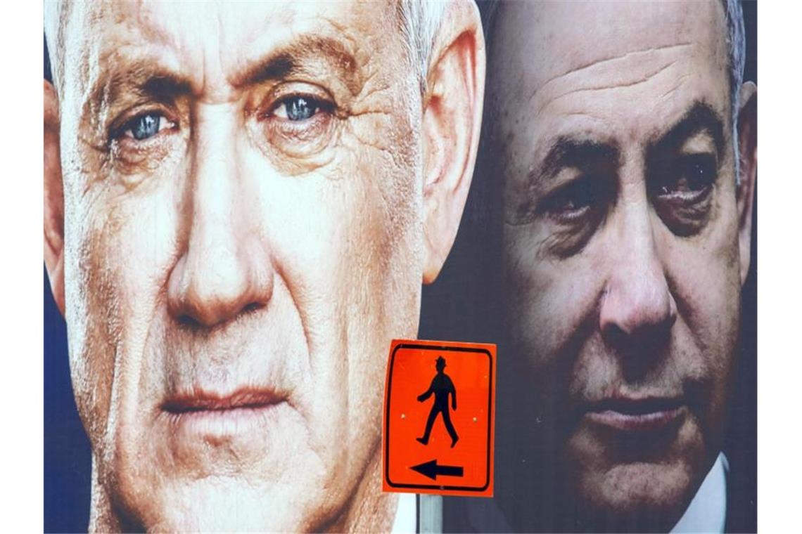 Israel: Rivlin gibt Parlament Auftrag zur Regierungsbildung Ein Wahlplakat zeigt Benny Gantz (l) neben Benjamin Netanjahu. Foto: Oded Balilty/AP/dpa