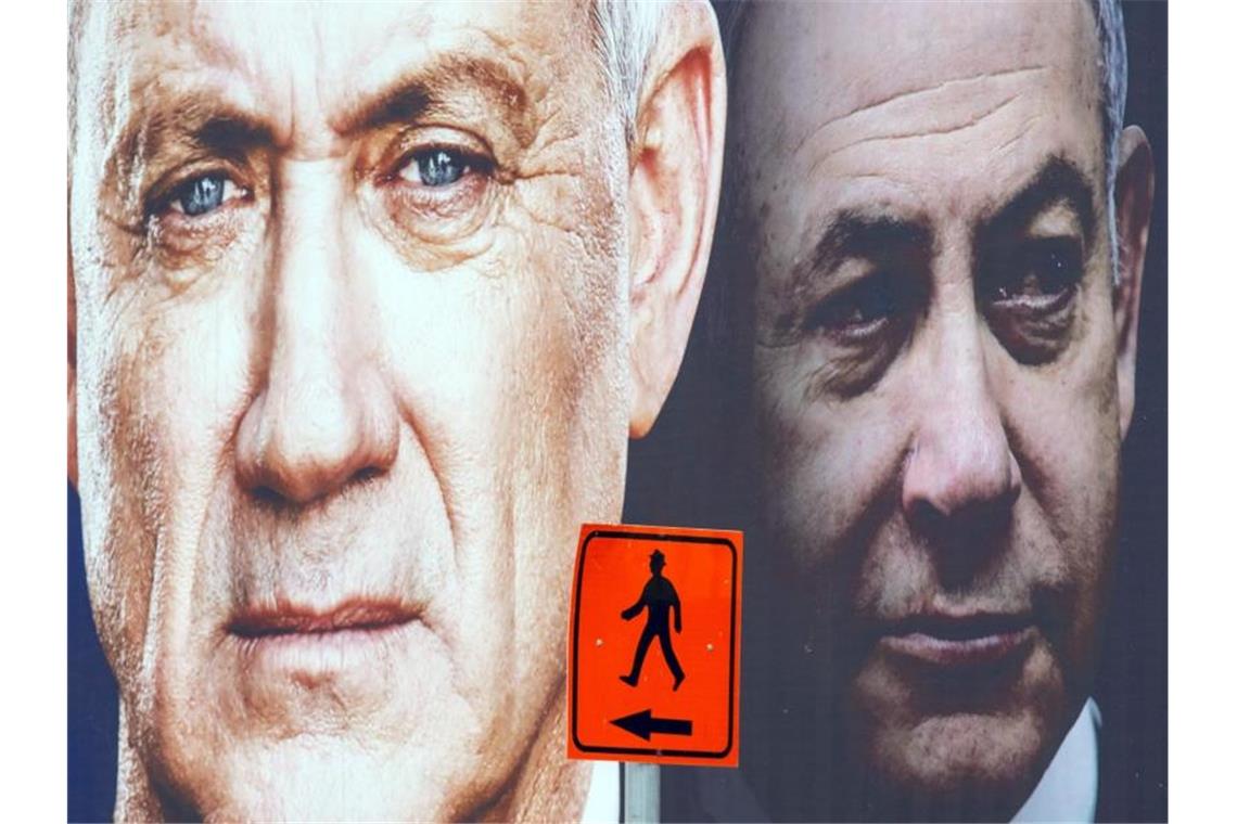 Ein Wahlplakat zeigt Benny Gantz (l) neben Ministerpräsident Benjamin Netanjahu. Foto: Oded Balilty/AP/dpa