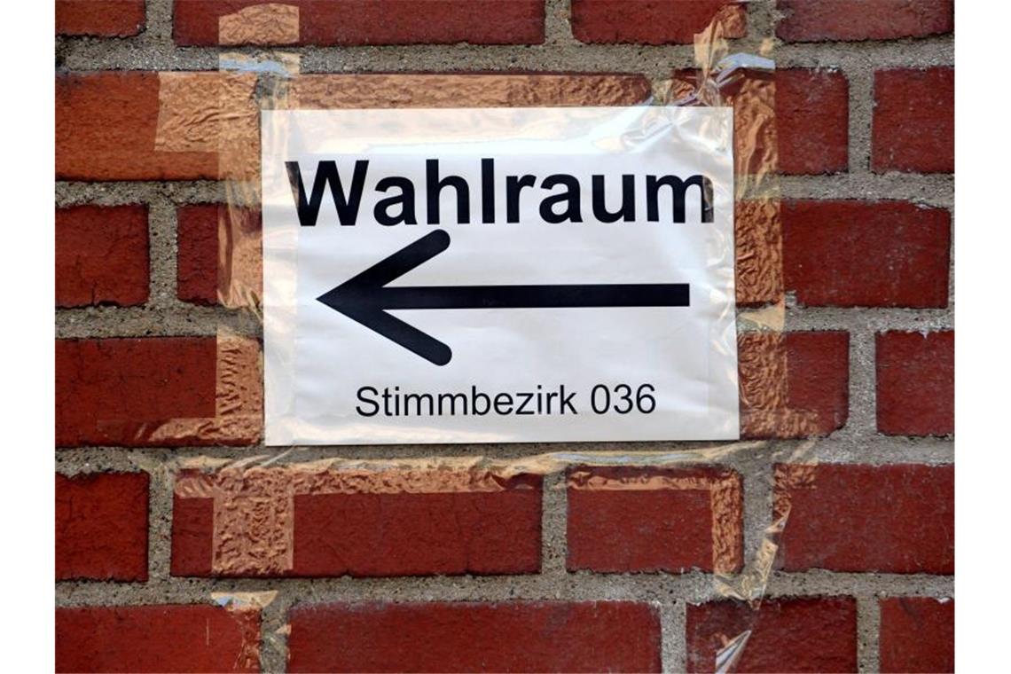 Ein Wahlraum in Bonn. 14 Millionen Wahlberechtigte in Nordrhein-Westfalen sind aufgerufen, über Bürger- und Oberbürgermeister, Landräte sowie die Räte der kommunalen Parlamente abzustimmen. Foto: picture alliance / dpa