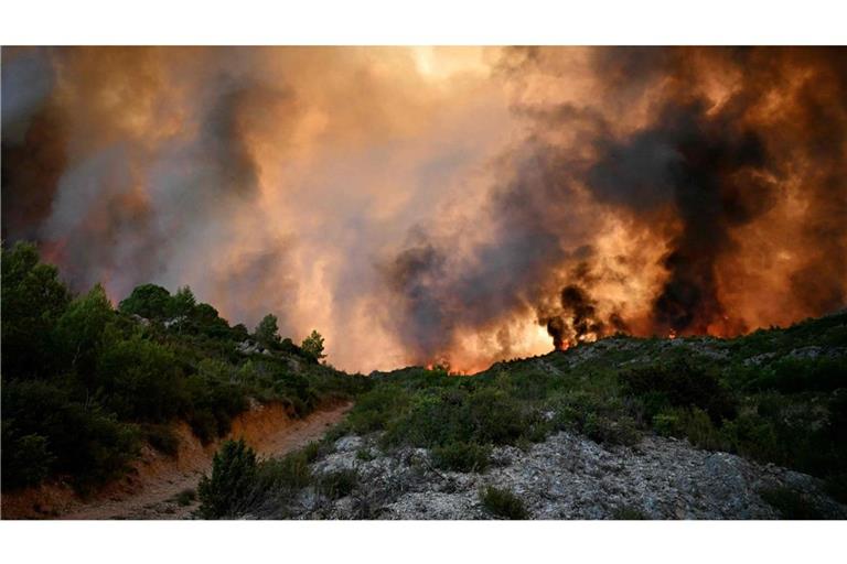 Ein Wald steht in der Nähe von Fontjoncouse, im Südwesten Frankreichs, in Flammen. Mehr als 16.000 Hektar Land befielen die Flammen, wie die örtliche Präfektur mitteilt.