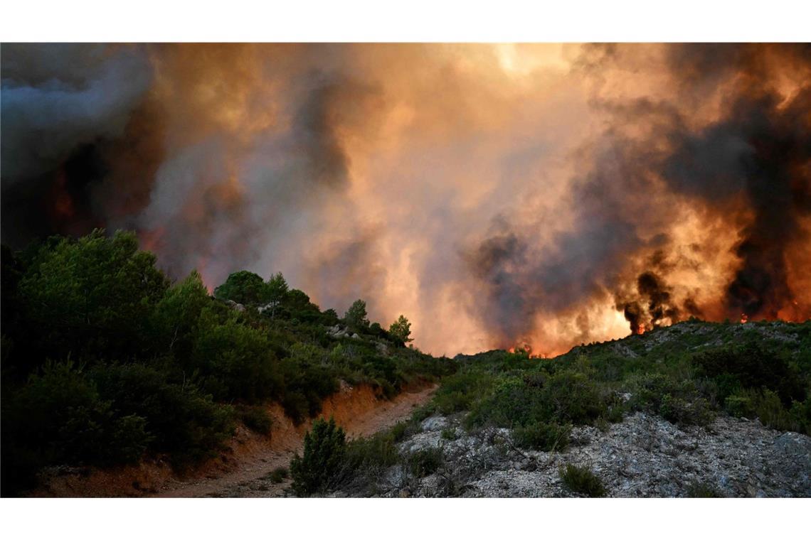 Ein Wald steht in der Nähe von Fontjoncouse, im Südwesten Frankreichs, in Flammen.