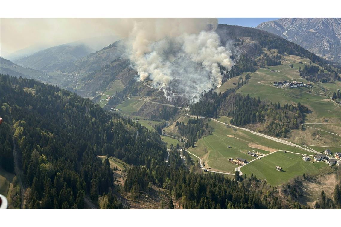 Ein Waldbrand im Lesachtal in Österreich hat sich ausgebreitet.