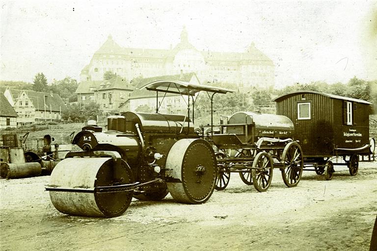 Ein Walzenzug auf dem Kaelble-Gelände in Backnang Ende der 1920er-Jahre: Im Hintergrund zeichnet sich das Lehrerseminar ab.