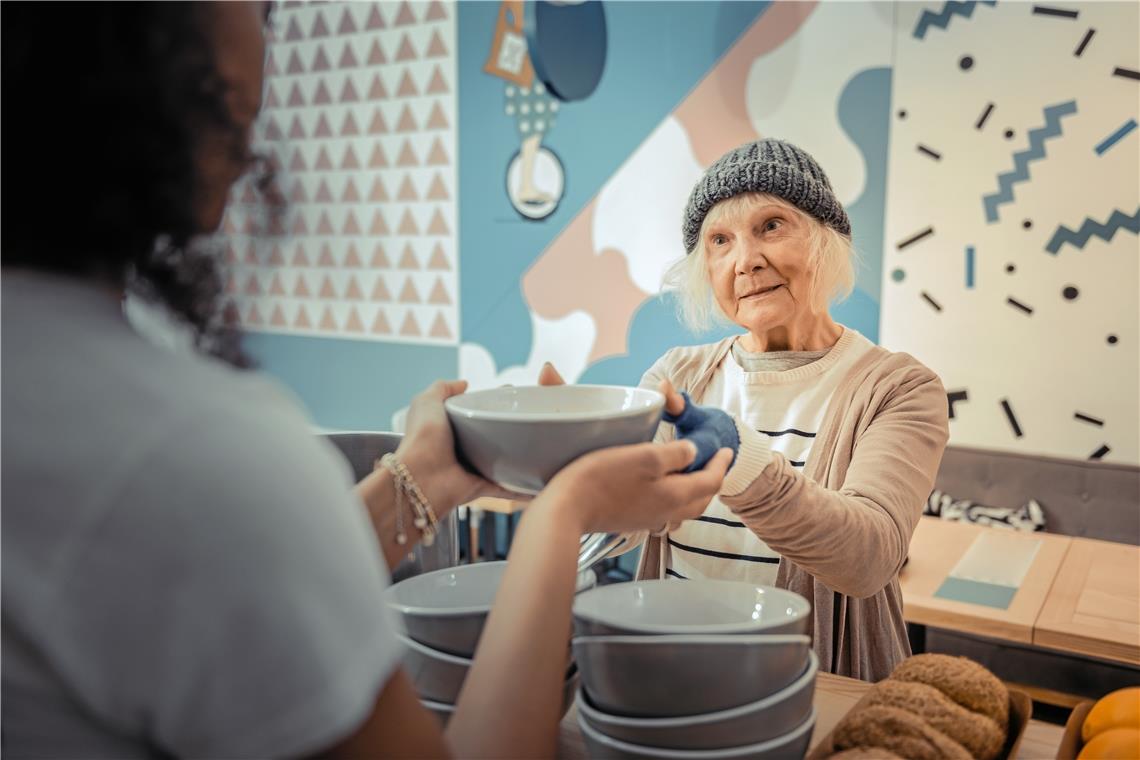 BKZ-Spendenaktion: Beim offenen Mittagstisch Hilfe erfahren Ein warmes Essen ist das eine. Aber es geht – vor allem für Menschen in prekären Lagen – auch darum, Gemeinschaft zu erleben und Ansprechpartner für Sorgen und Probleme zu haben. Das alles gibt es beim offenen Mittagstisch. Symbolfoto: stock.adobe.com/Zinkevych