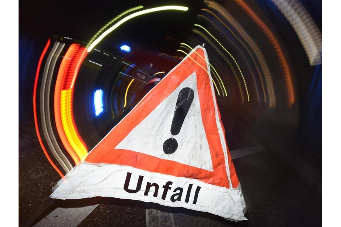 Autofahrer fährt Waschbären an Ein Warndreieck mit dem Schriftzug „Unfall“. Foto: Patrick Seeger/dpa/Symbolbild